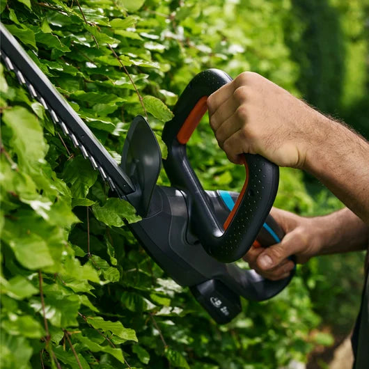 Taille-haies GARDENA EasyCut 45/18V P4A, 124W, 55 min autonomie, 2Ah, 15mm ouverture dents. Kit prêt à l'emploi. Livraison rapide Tunisie — SQES.