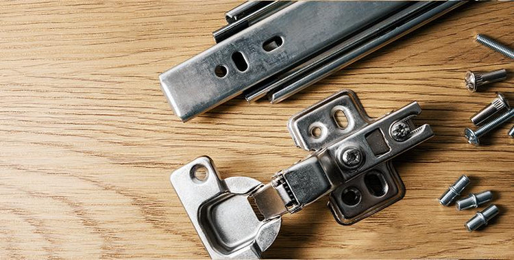 charnières, poignées, boutons et ferrures durables pour assembler, réparer et personnaliser vos meubles avec style et qualité.