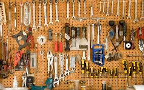 établis, rangement des outils, armoires à outils, boîtes à outils, panneaux muraux, organisation atelier, espace de travail.