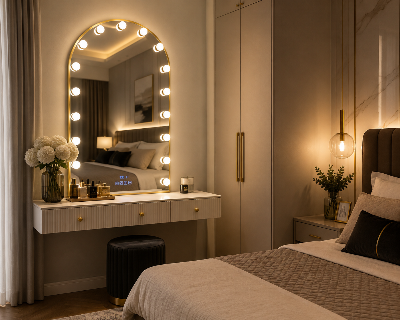 Miroir Hollywood LED cadre doré installé dans un salon de beauté élégant – éclairage maquillage professionnel | SQES