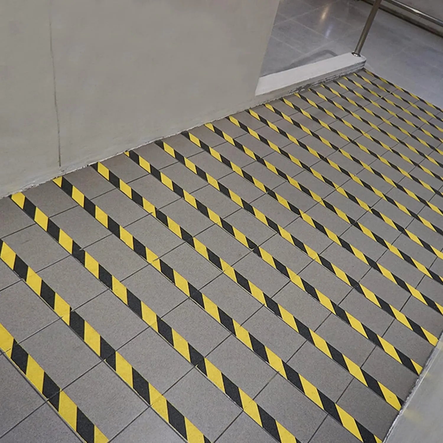 BOSS TAPE Ruban adhésif pour marquage au sol JAUNE/NOIR 48mmx25m - SQES