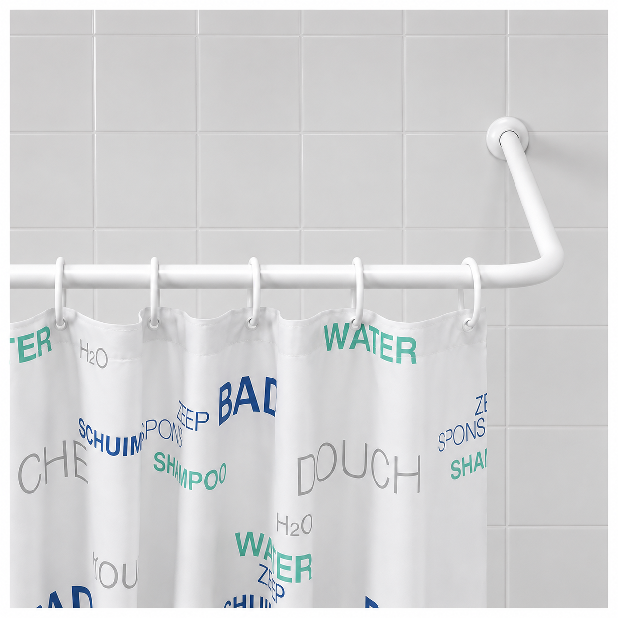 Tringle de rideau de douche d’angle blanche installée dans une salle de bain moderne avec carrelage blanc et rideau de douche suspendu.