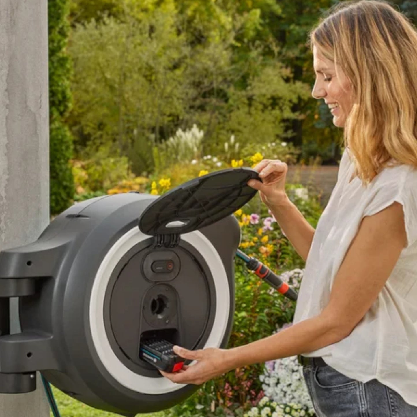 Dévidoir Automatique Mural sur Batterie PowerRoll XXL 40/18V P4A, 40 m GARDENA