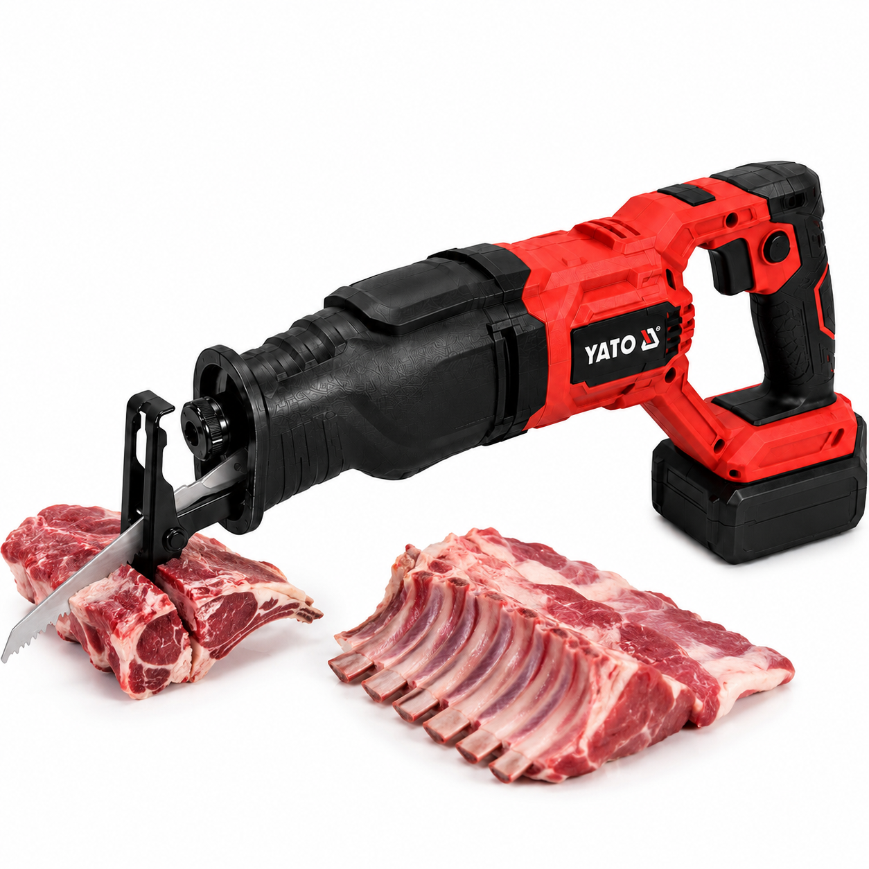 Scie à sabre sans fil YATO 18V coupant de la viande et des côtes de mouton sur fond blanc – outil professionnel de découpe viande et os.