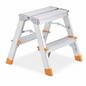 Escabeau pliable en aluminium à 2 marches, finition argentée avec embouts orange antidérapants, présenté sur fond blanc en format carré 1:1.