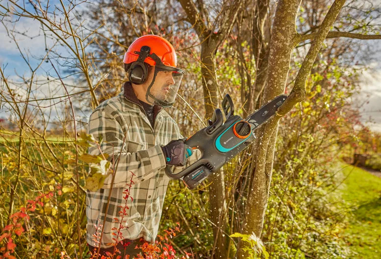 Tronçonneuse GARDENA PowerSaw 250/18V à batterie - Guide 25cm avec batterie P4A et chargeur