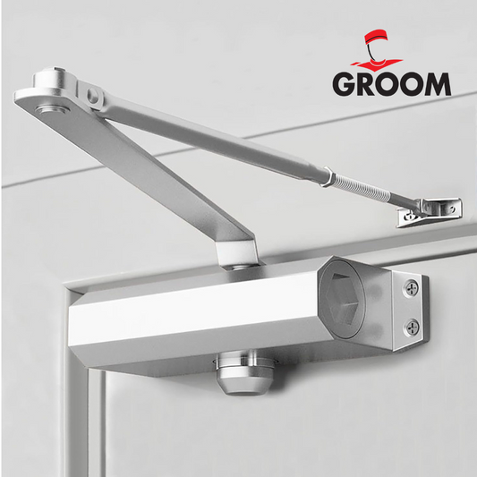 Ferme-porte groom argent avec bras compas hydraulique, capacité 60kg, finition professionnelle"
"Vue détaillée du mécanisme hydraulique du 
"Installation du ferme-porte groom argent sur porte d'entrée, bras compas visible