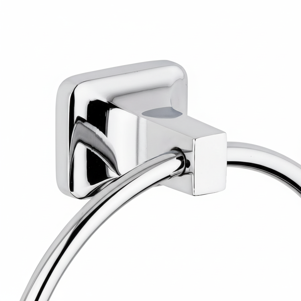 Gros plan sur le support carré et l'anneau chrome