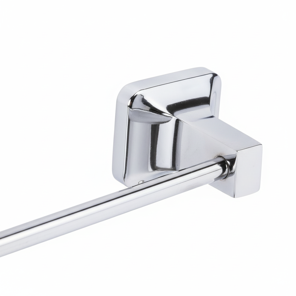 Gros plan sur les supports carrés chrome et la barre