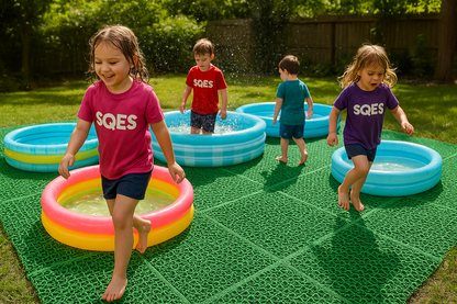 Plusieurs piscines gonflables connectées par le tapis