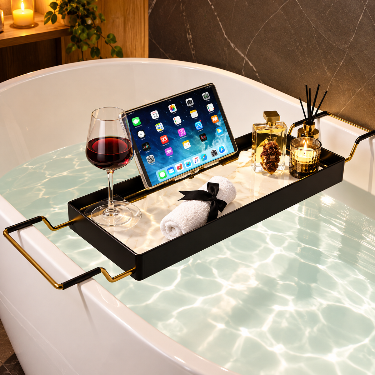 Tablette de baignoire M en aluminium et acrylique, conçue pour se poser sur la baignoire et garder vos accessoires de salle de bain à portée de main.
